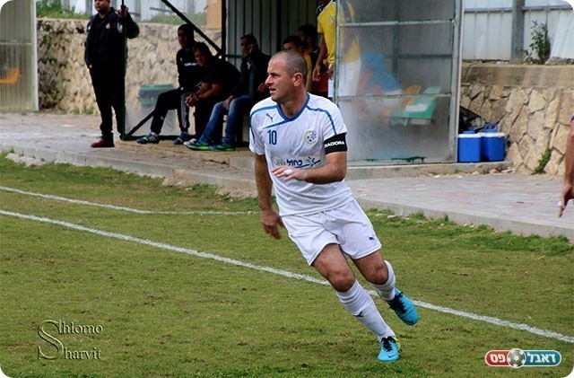 קפטן מעלות. אילן טל (שלמה שרביט)